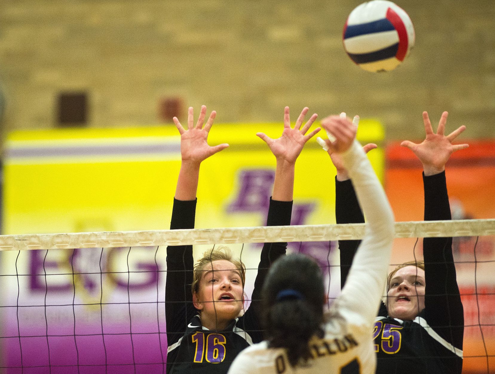 110118-blm-spt-3bhsvolley